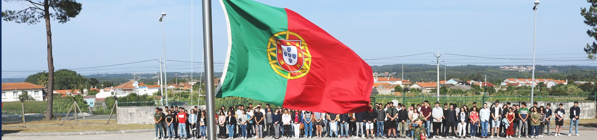 Jovens com a Bandeira Nacional em primeiro plano