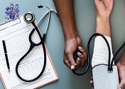 gabinete médico, médico a medir a tensão arterial