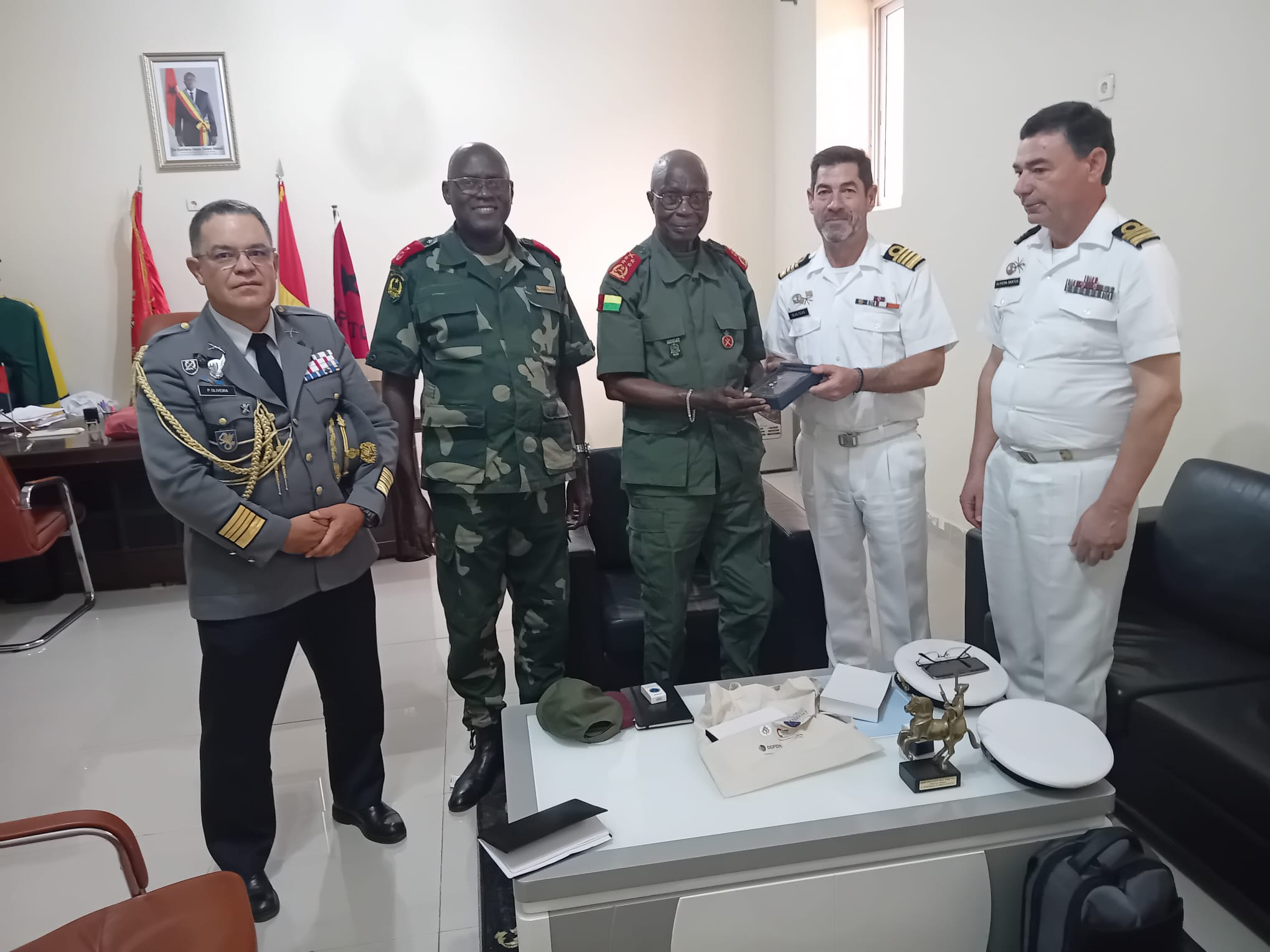 Foto grupo com membros da Defesa Nacional, CEMGFA e Unidade de Implementação do Camões