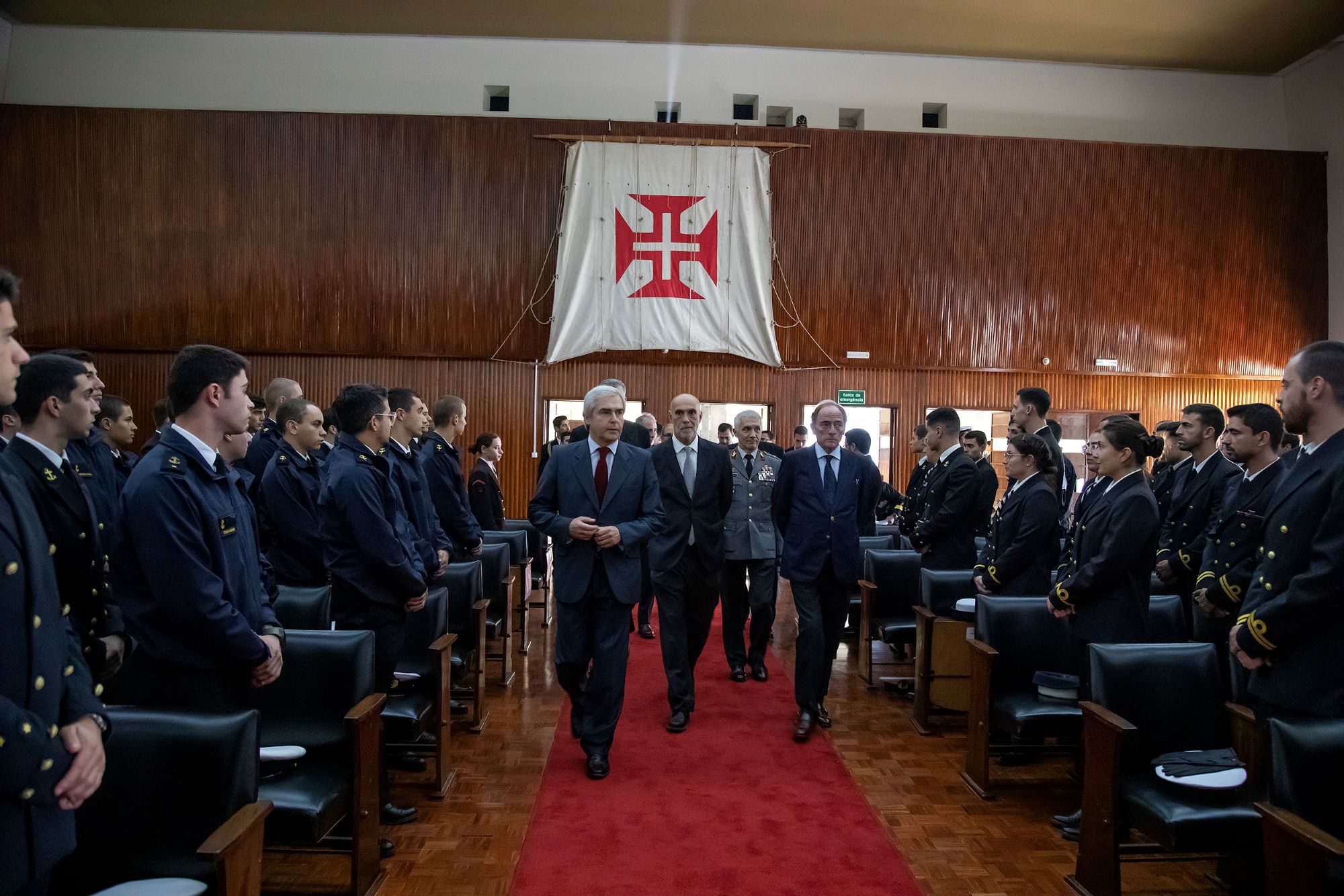 entrega das passadeiras e o boné de oficial general à família de sacadura cabral