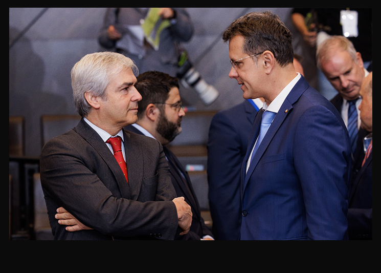 Galeria de fotos no Flickr: Ministro da Defesa na reunião de ministros da defesa da NATO (abre novo separador)