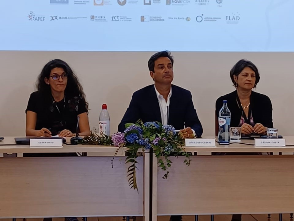 Imagem dos oradores na mesa 