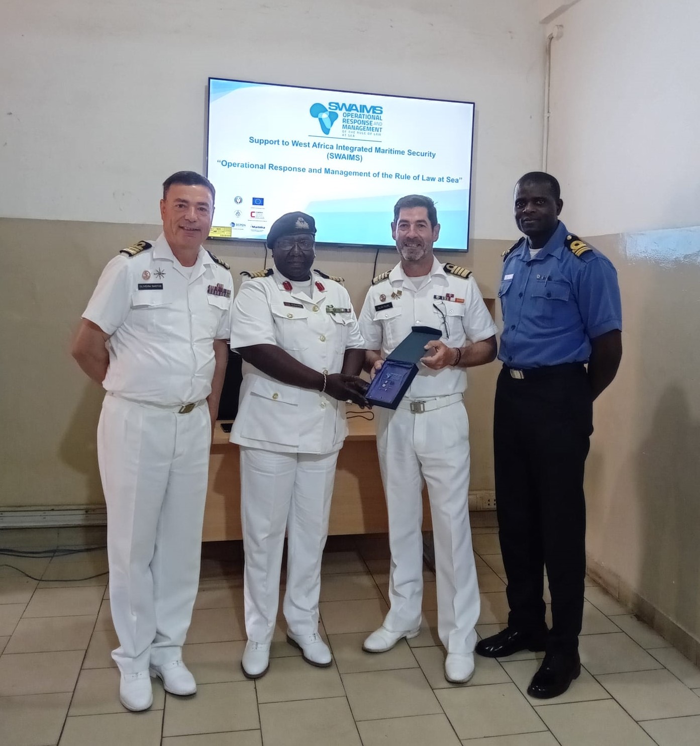 Equipa da UIC com a Chefe de Estado-maior da Marinha da Gâmbia, em suplência