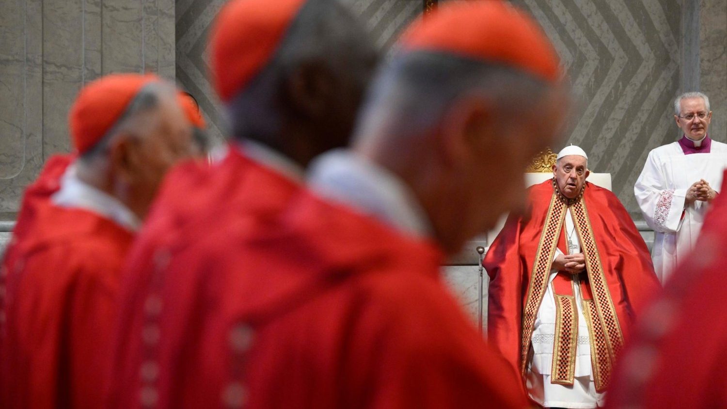 Cerimónia em que Dom Rui Valério recebe Pálio das mãos do Papa Francisco