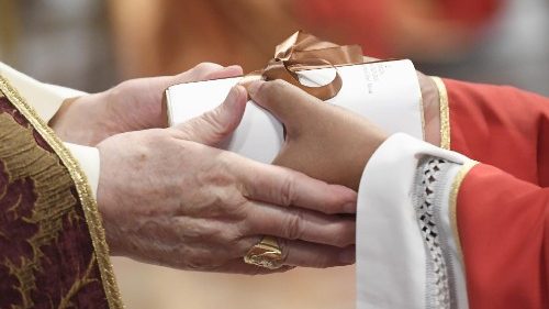Cerimónia em que Dom Rui Valério recebe Pálio das mãos do Papa Francisco