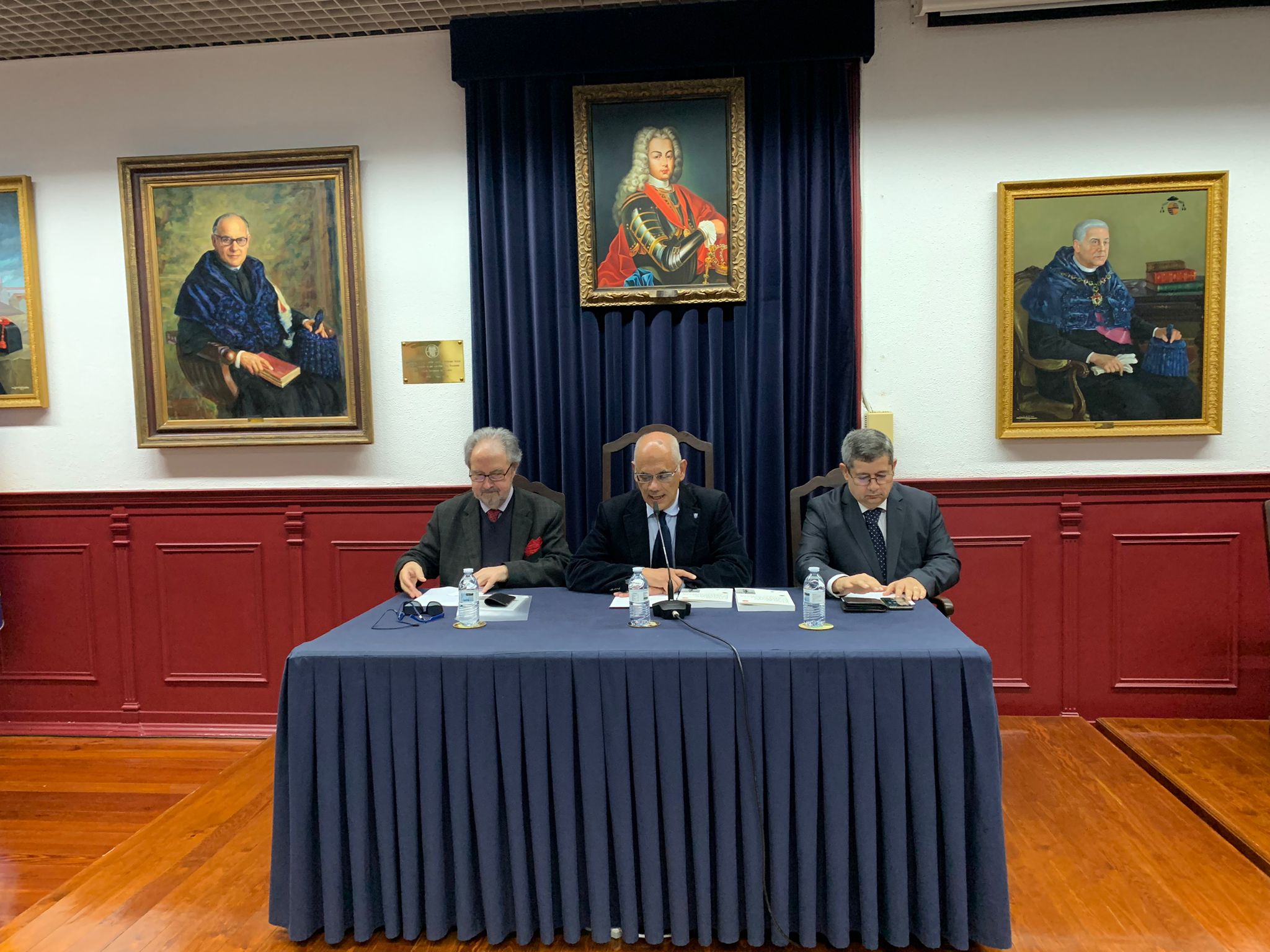 composição da mesa na cerimánia de apresentação do livro Médicos e Cirurgiões do Exército Português na Guerra Peninsular: Percursos, Vivências e Contributos