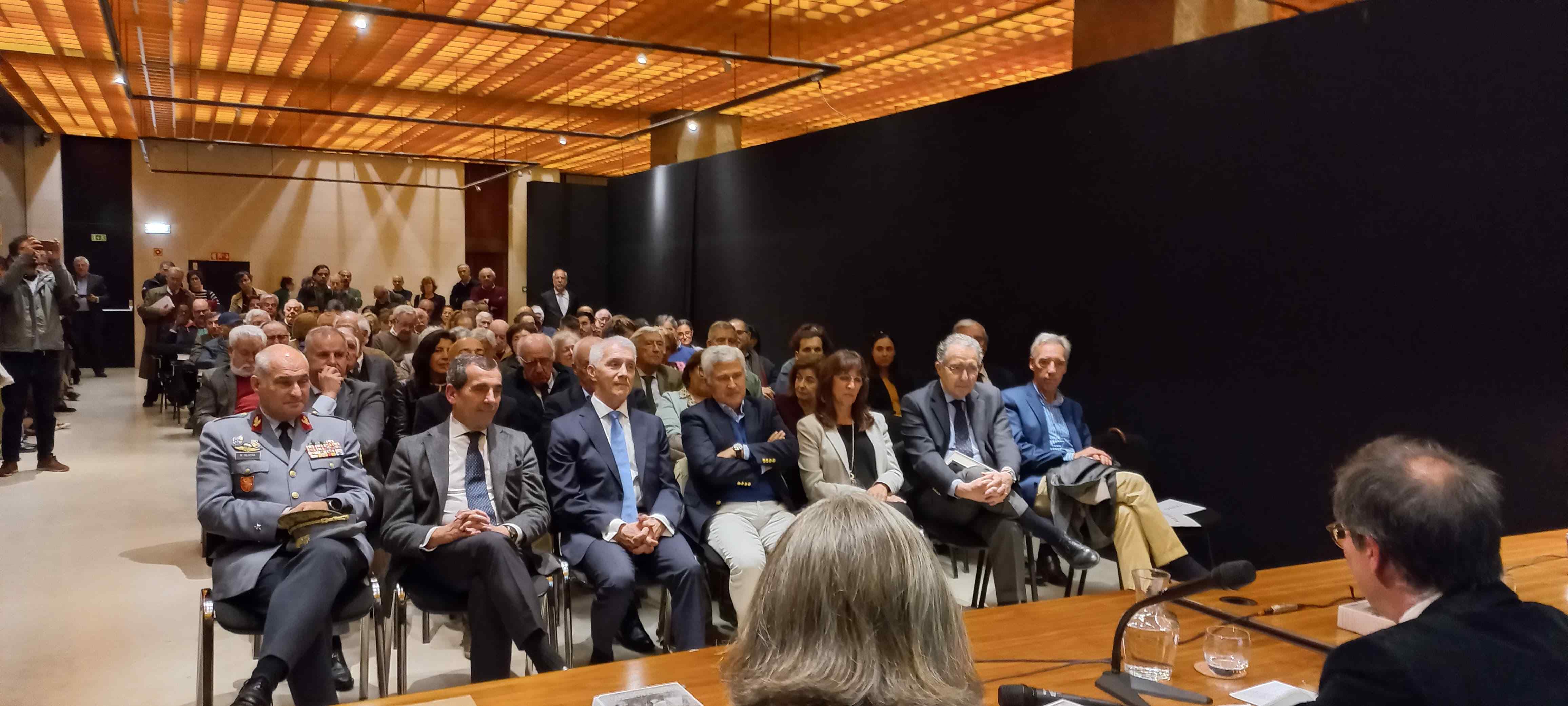 composição da mesa na apresentação do livro Crepúsculo do Império