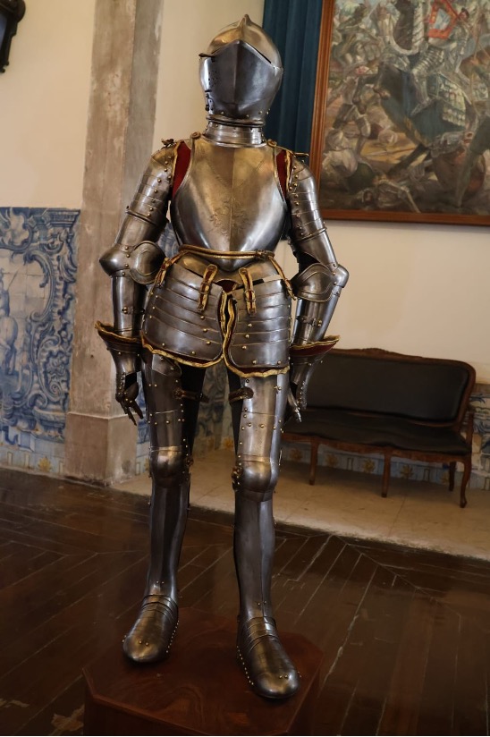 Uma imagem com vestuário, armadura, Armadura, Peitilho almofadado    Descrição gerada automaticamente