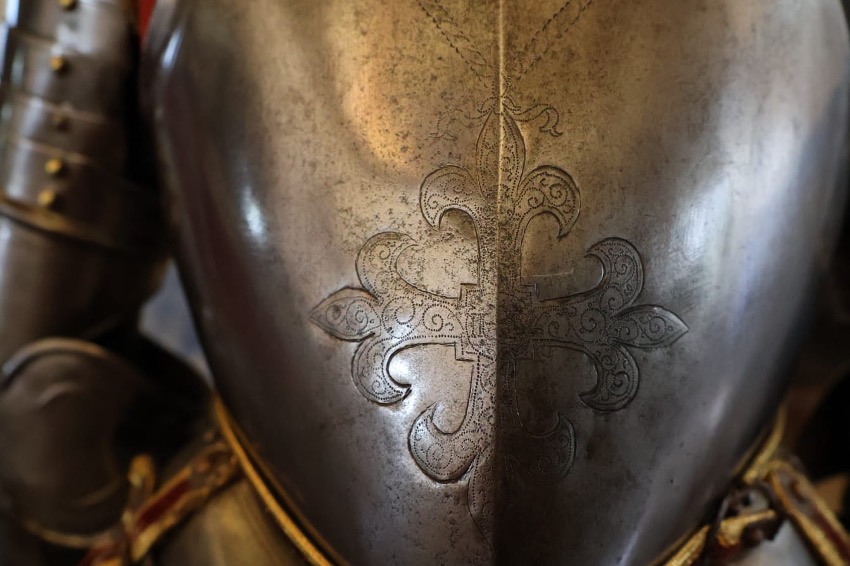 Uma imagem com armadura, bronze, metal, Peitilho almofadado    Descrição gerada automaticamente