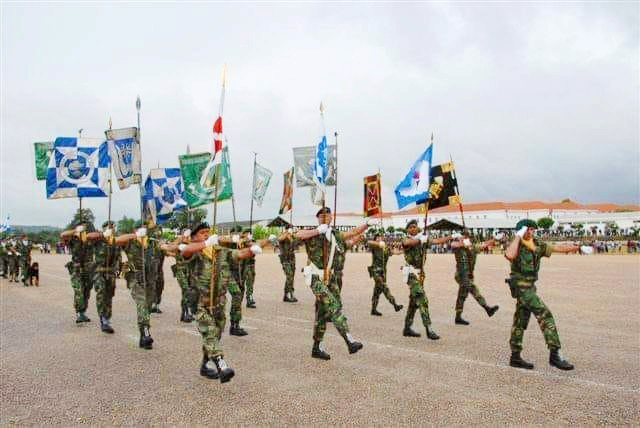 Uma imagem com céu, ar livre, bandeira, Uniforme militar    Descrição gerada automaticamente