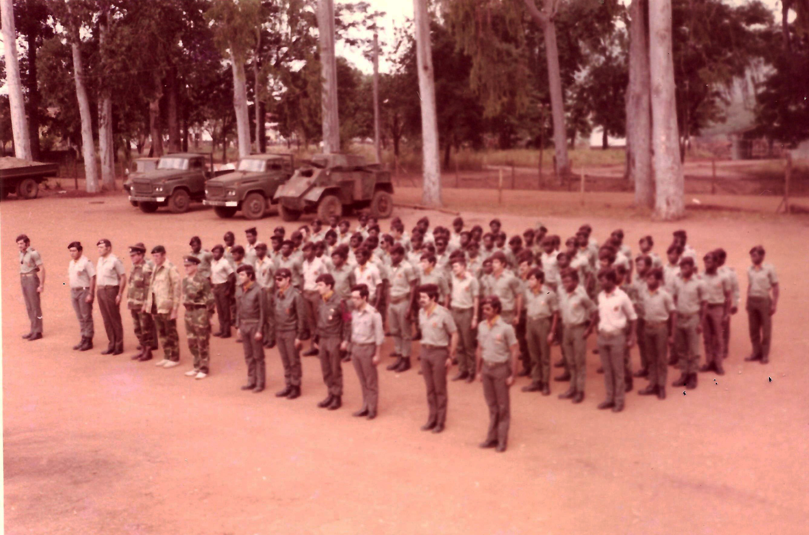 9.1. Vila Gouveia-ECAV2-Junl1974-Oficiais das Forças Rodesianas.jpg