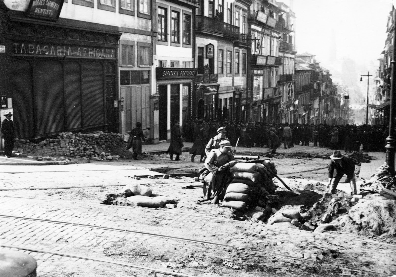 1. Revolta de 1927. Confrontos na-rua de Santa Catarina no Porto.jpg