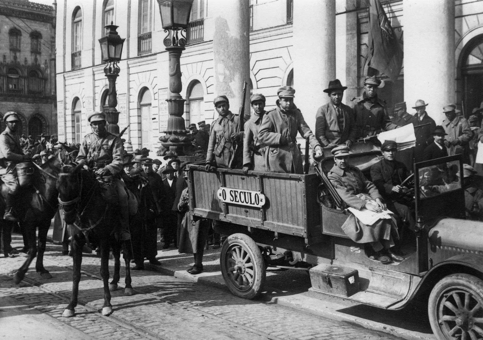 3. Revolta de 1927. Camioneta do jornal O Século.jpg