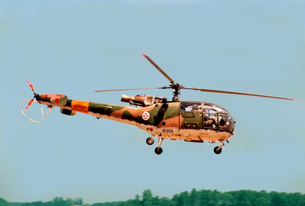 13- Helicoptero Alouette III em voo.jpg
