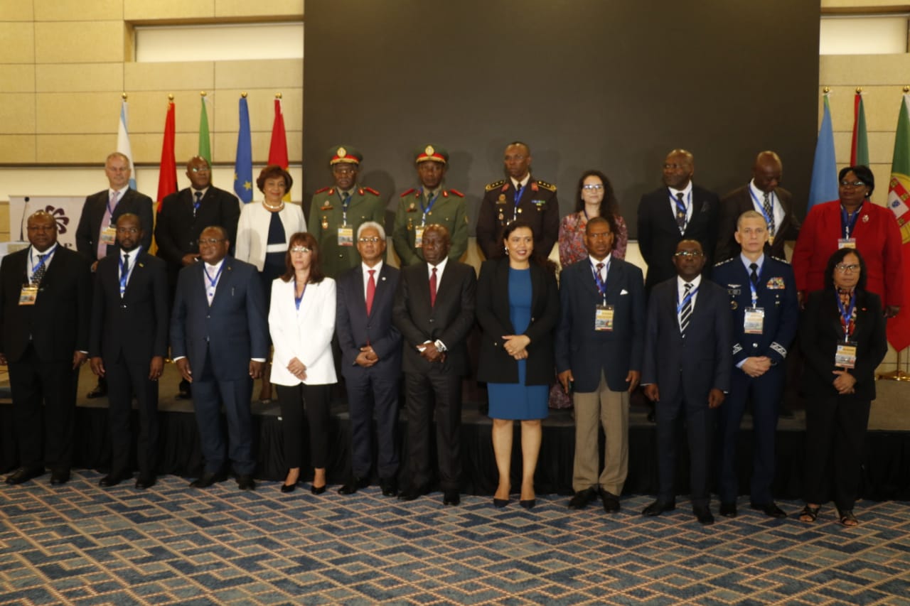 fotografia de grupo da vigésima segunda reunião de ministros da defesa da cplp