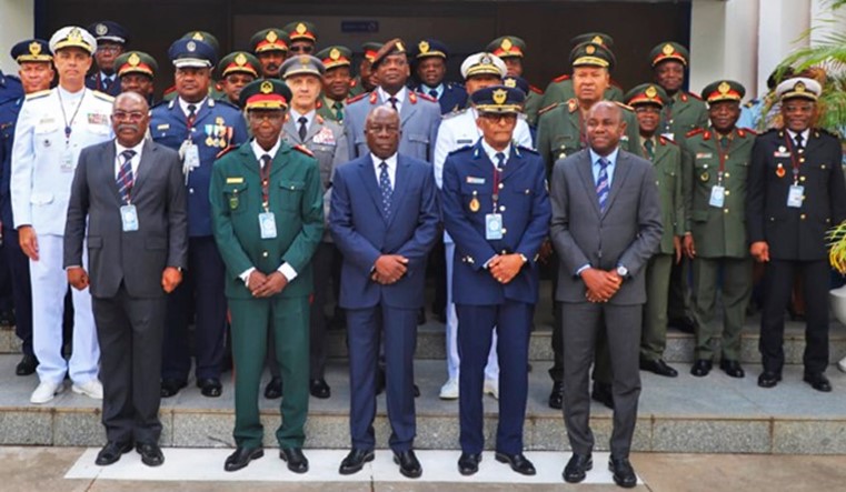 fotografia de grupo da vigésima reunião de Chefes de Estado-Maior-General das Forças Armadas em Angola