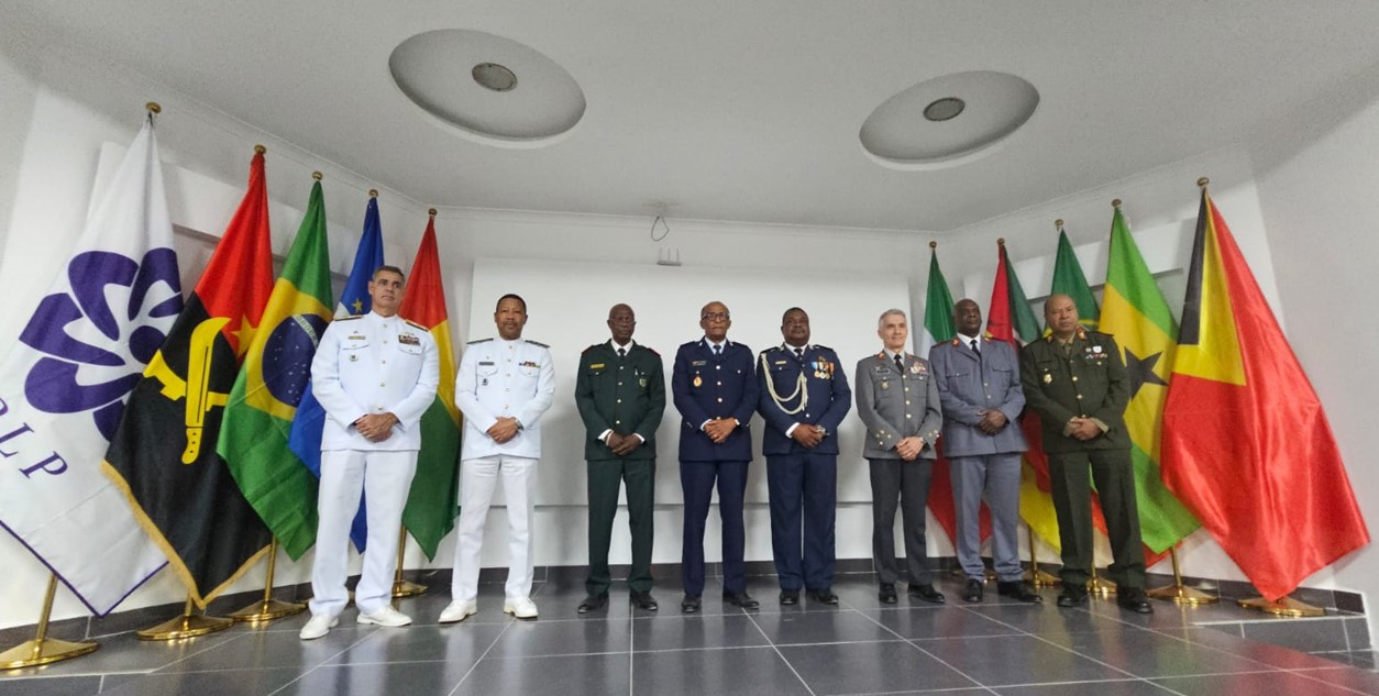 fotografia de grupo da vigésima reunião de Chefes de Estado-Maior-General das Forças Armadas com as bandeiras dos países