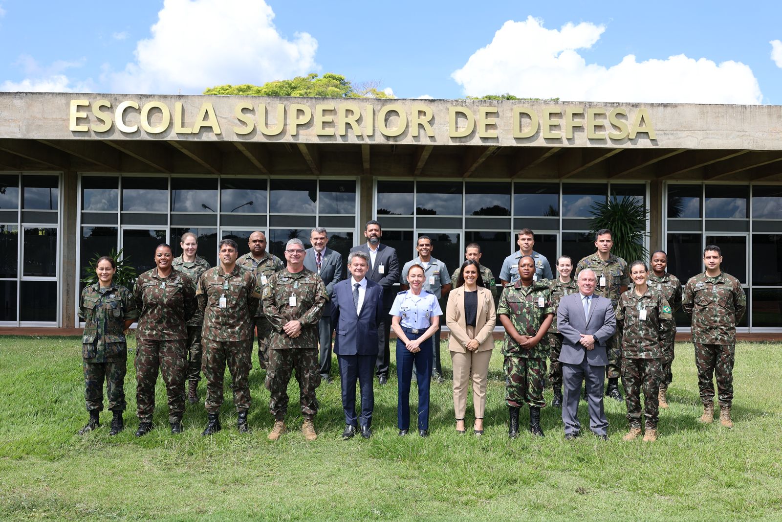 fotografia de grupo frente à escola superior de defesa do brasil