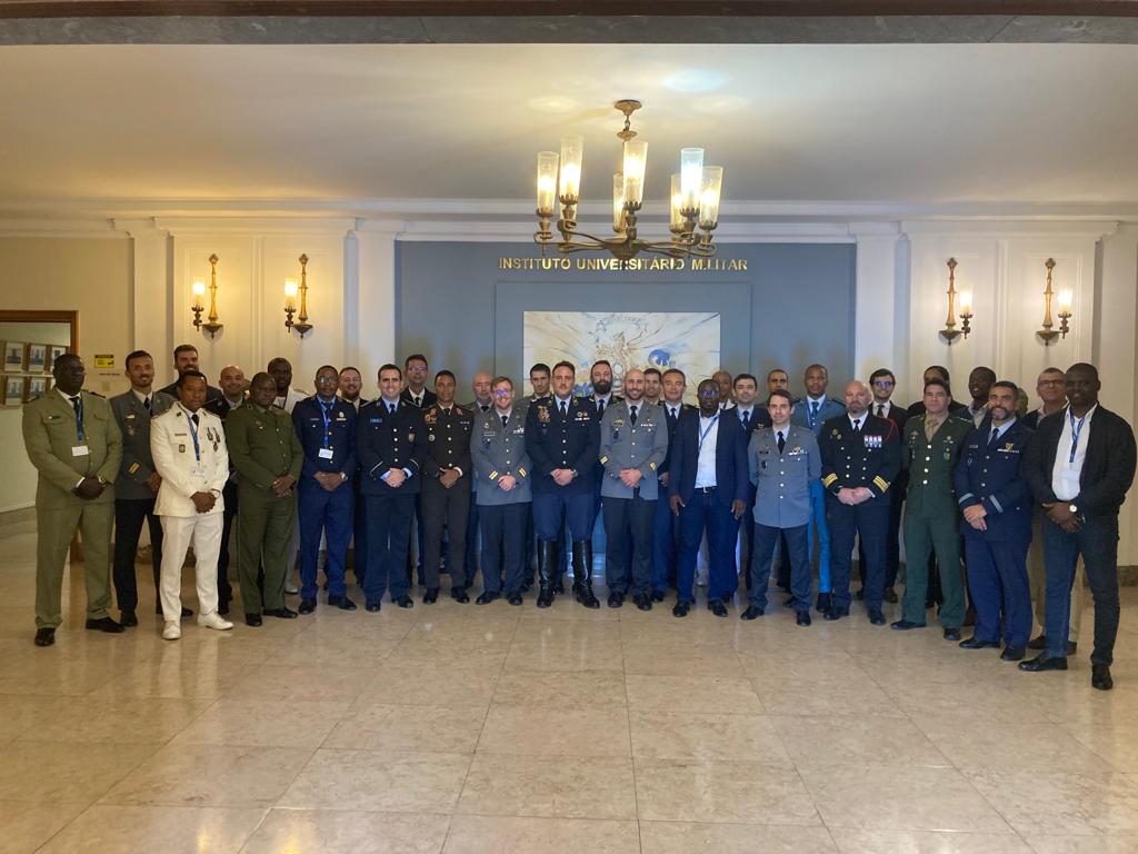fotografia de grupo da décima quinta edição do curso de cooperação civil-Militar de nível operacional