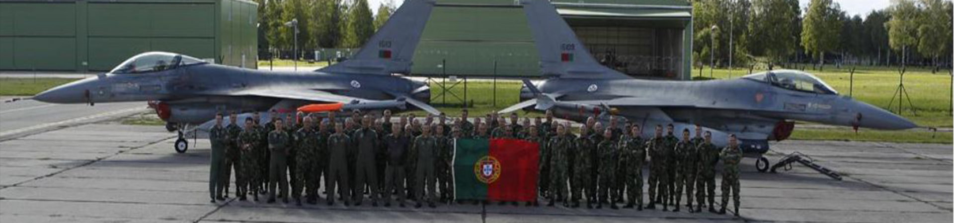 Foto de Grupo de militares e aviões portugueses