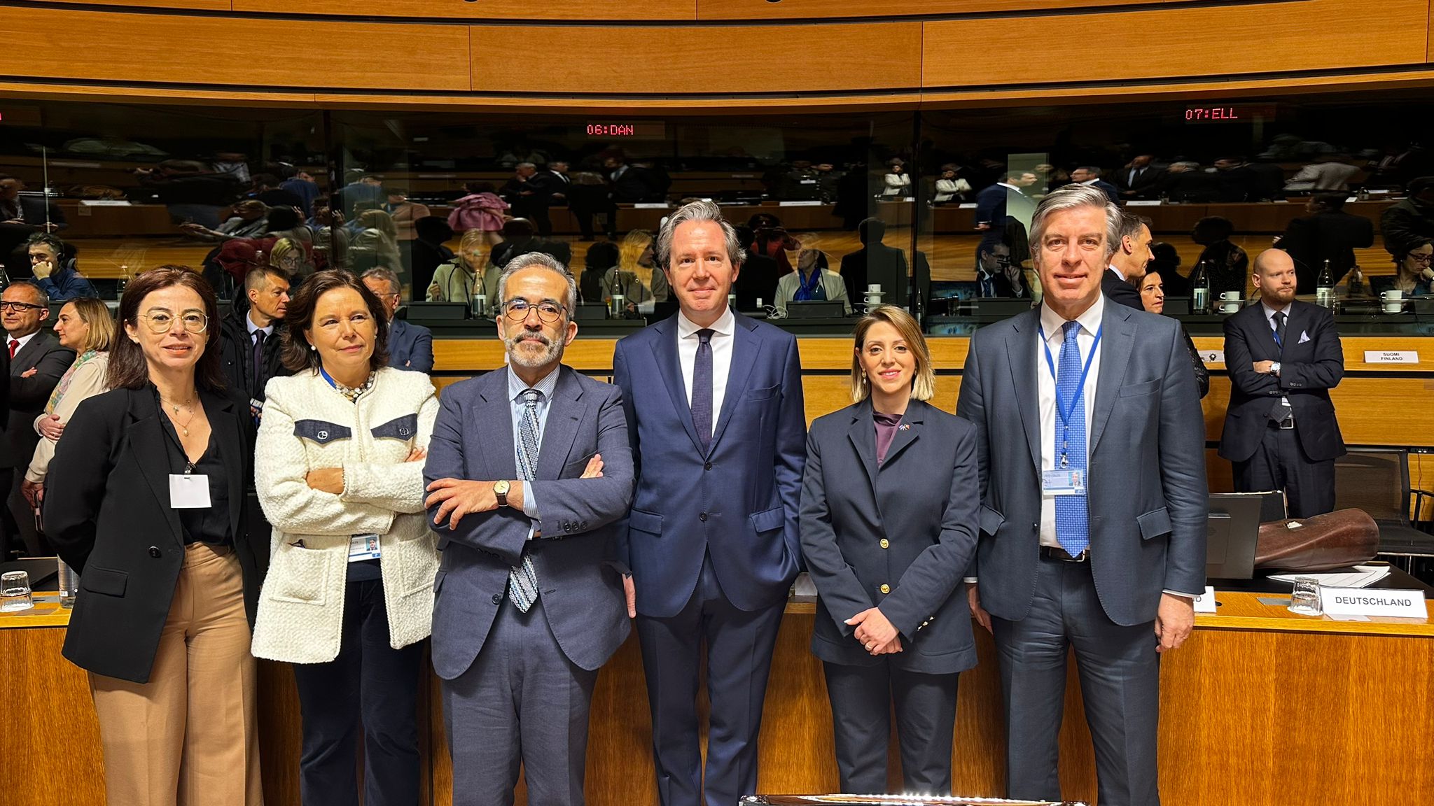 Foto de grupo com Secretária de Estadao Defesa Nacional e Ministro dos Negócios Estrangeiros no Parlamento Europeu 