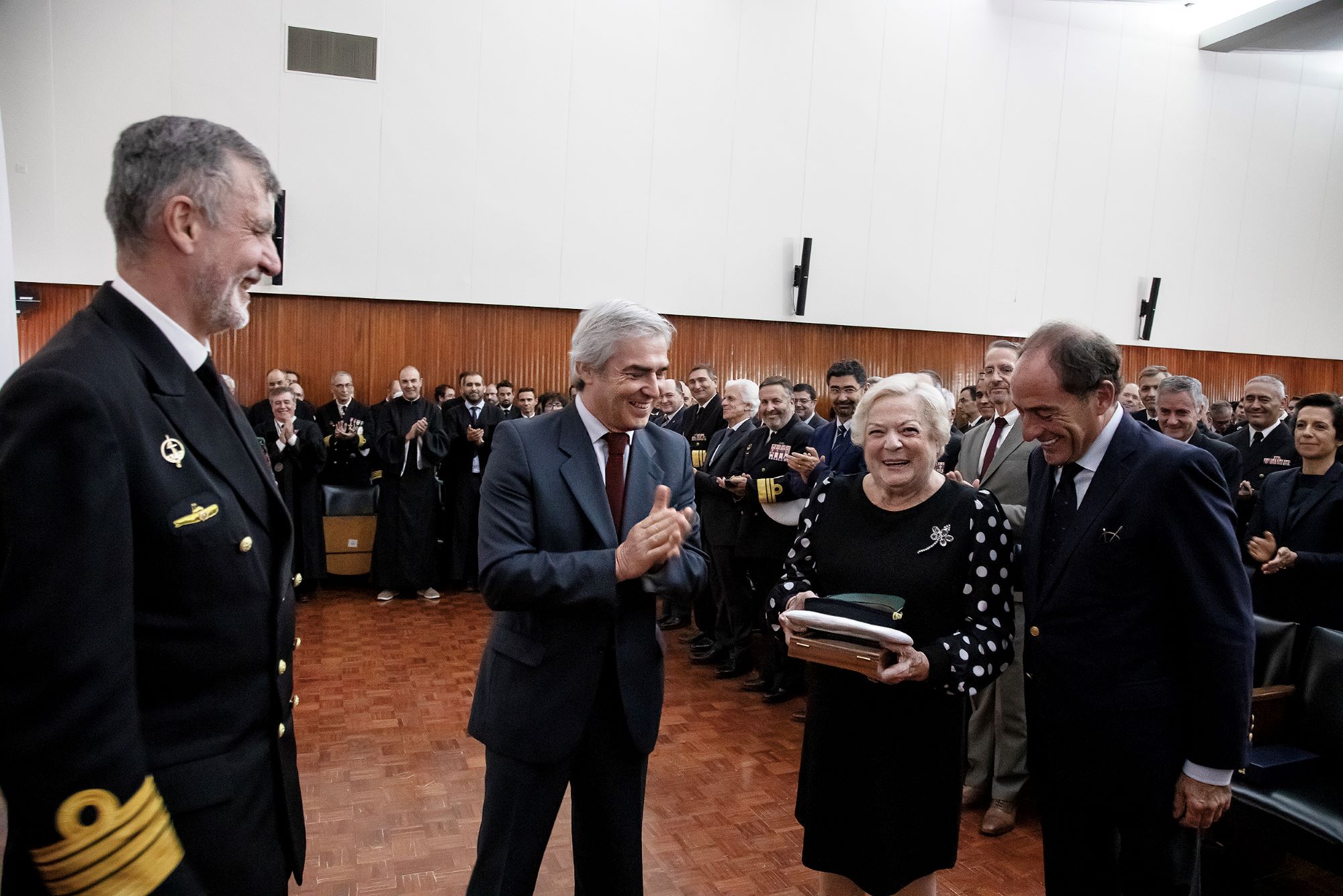 entrega das passadeiras e o boné de oficial general à família de sacadura cabral