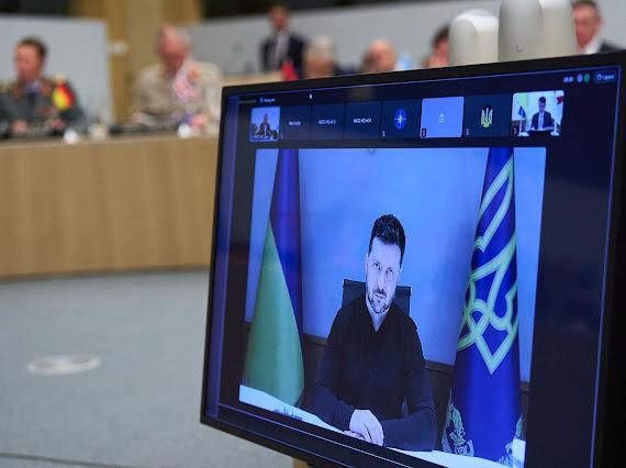 Volodymyr Zelensky acompanha remotamente a reunião