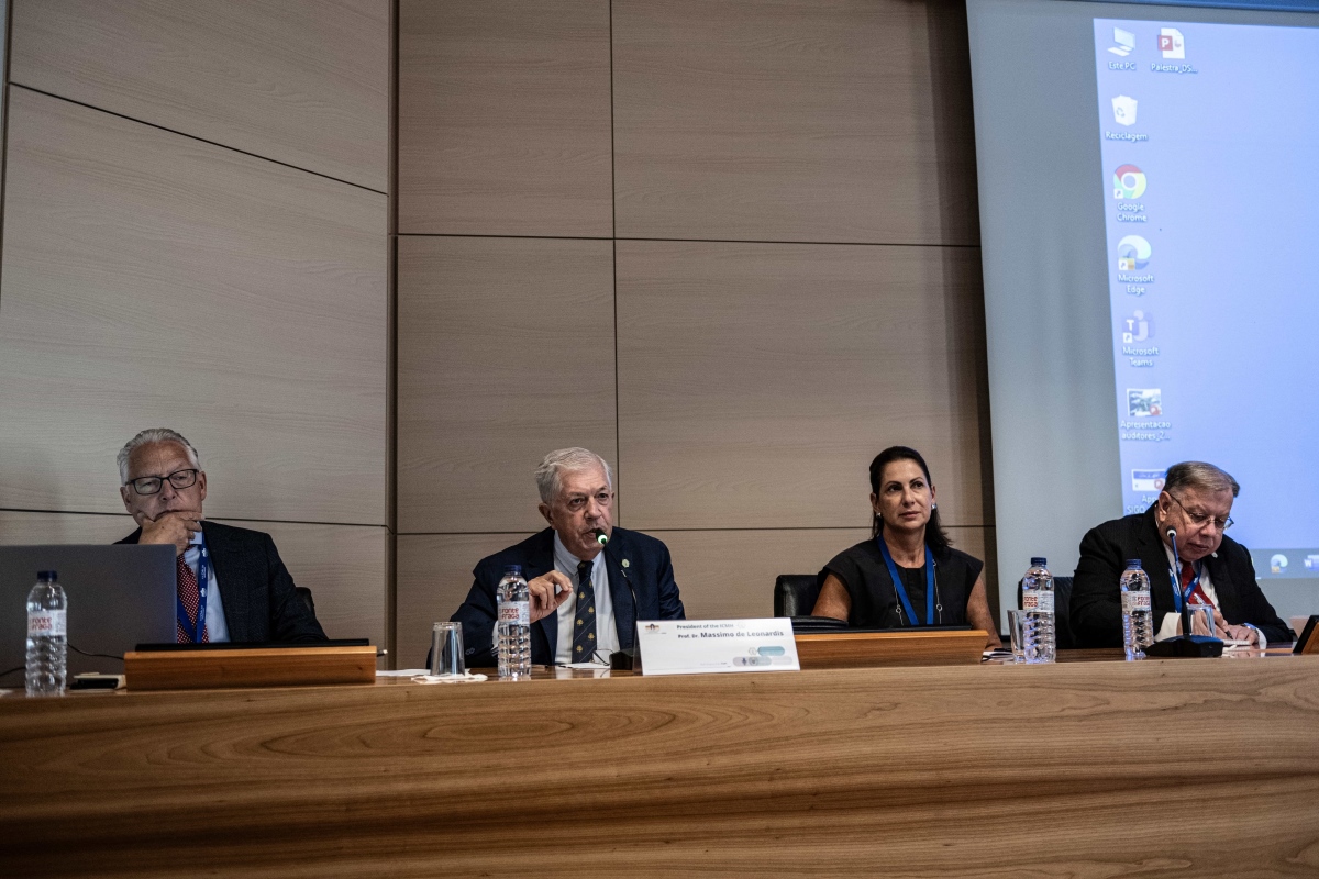 Mesa de trabalhos durante o seminário